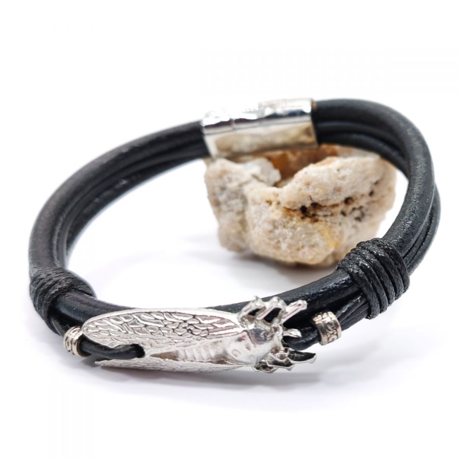 Bracelet cigale sur cordon de cuir noir