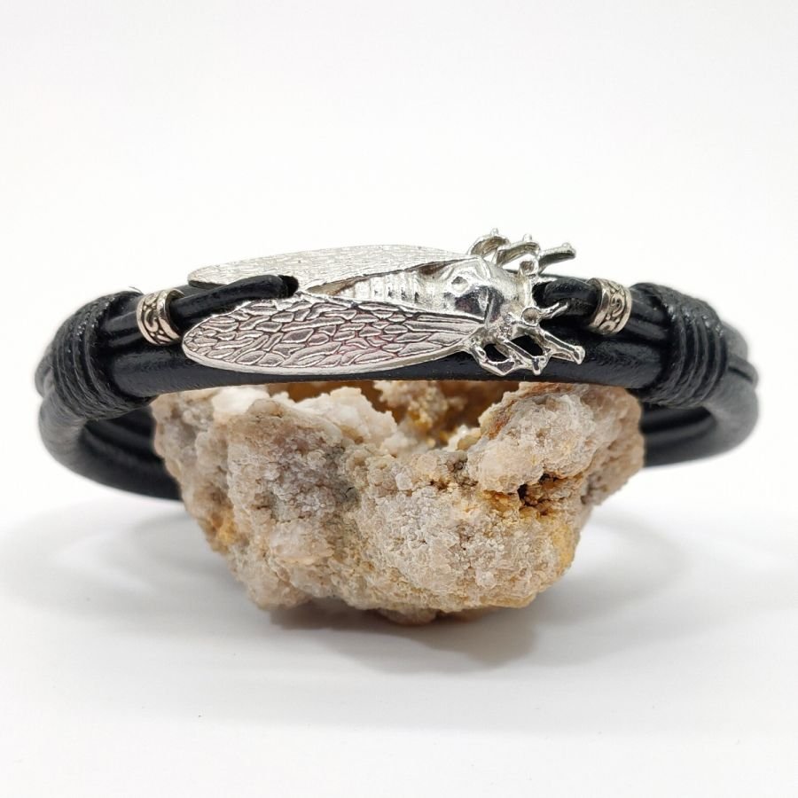 Bracelet cigale sur cordon de cuir noir