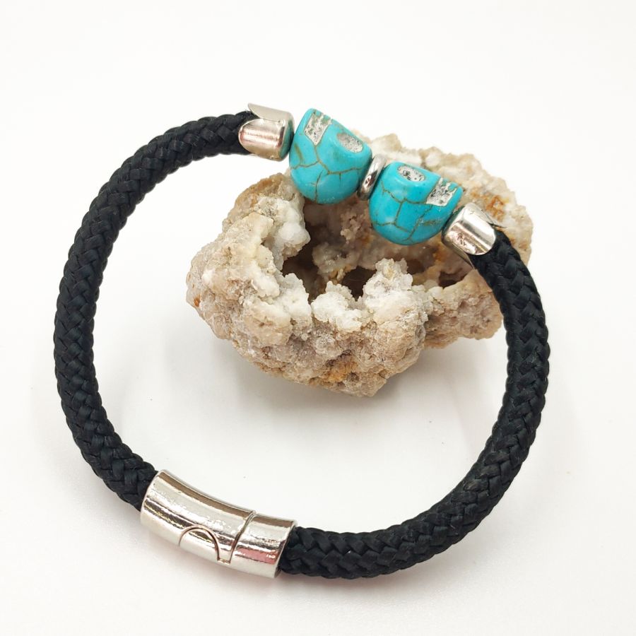 Bracelet corde noire avec double tête de mort en pierres bleues