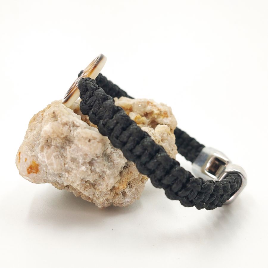 Bracelet corde tissée avec  palet de noeud en nacre