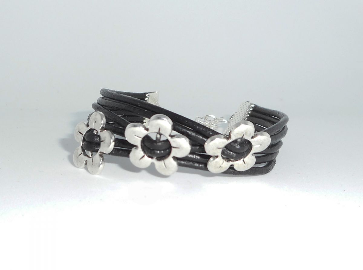 Bracelet cuir multi-rangs avec fleurs en métal