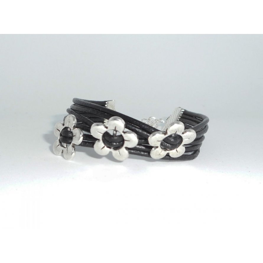 Bracelet cuir multi-rangs avec fleurs en métal