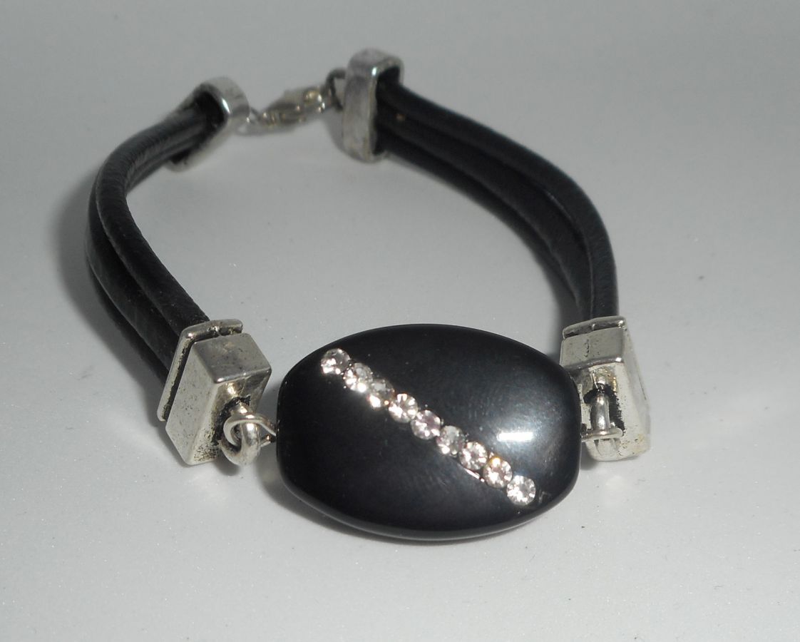 Bracelet cuir multi-rangs avec pierre en onyx et cristal