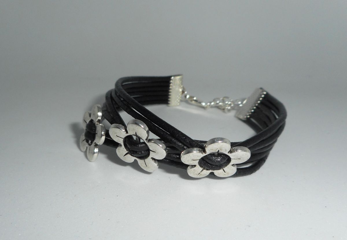 Bracelet cuir multi-rangs avec fleurs en métal