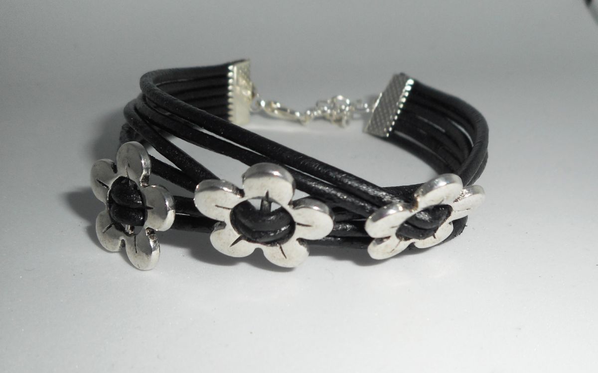 Bracelet cuir multi-rangs avec fleurs en métal