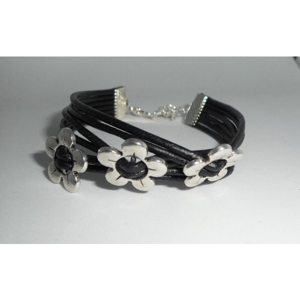 Bracelet cuir multi-rangs avec fleurs en métal