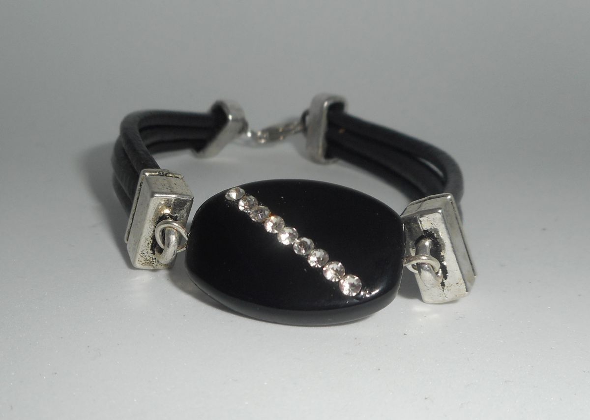 Bracelet cuir multi-rangs avec pierre en onyx et cristal