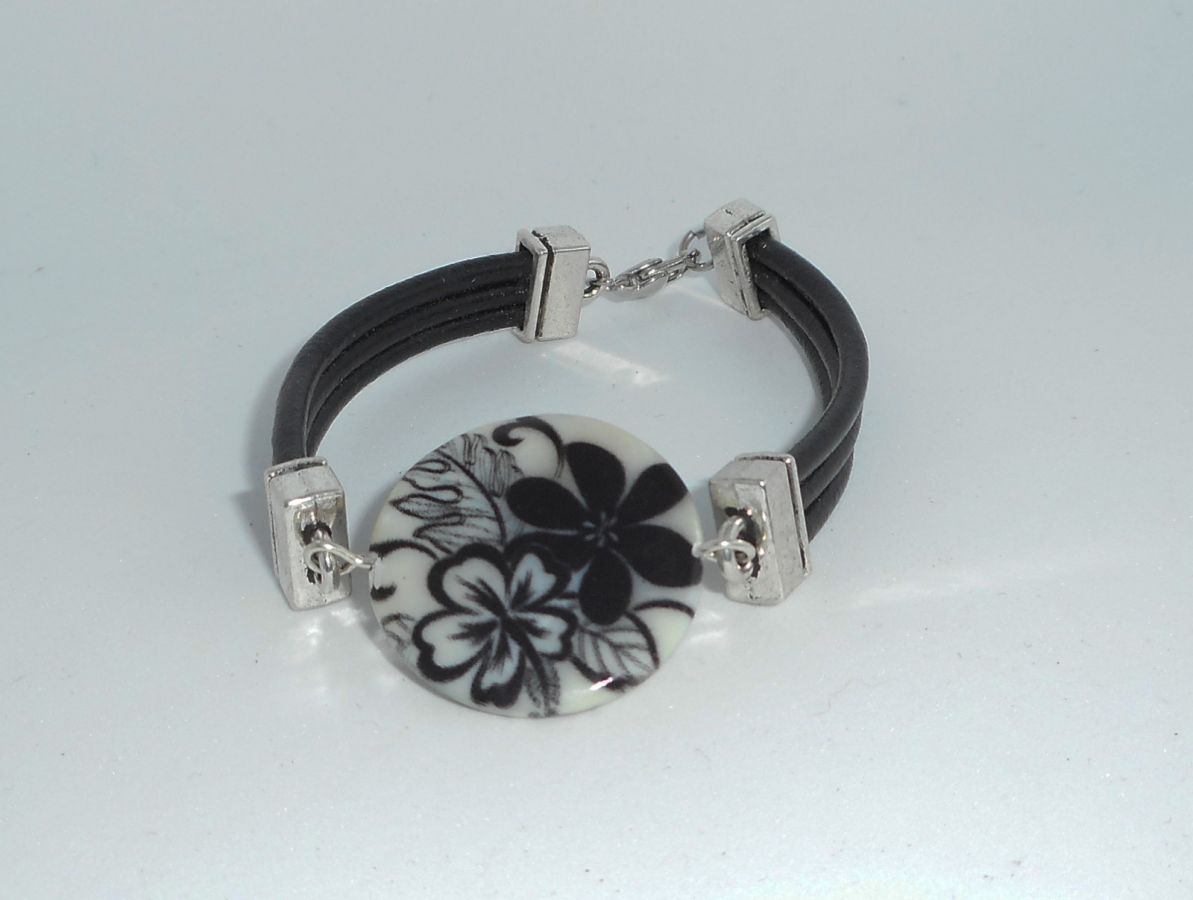 Bracelet cuir noir multi-rangs avec palet de nacre décoré floral