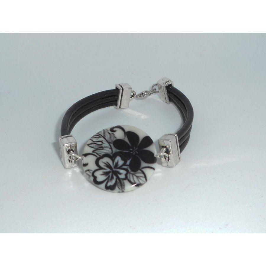 Bracelet cuir noir multi-rangs avec palet de nacre décoré floral