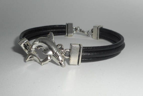 Bracelet cuir noir multi-rangs avec requin en métal argent