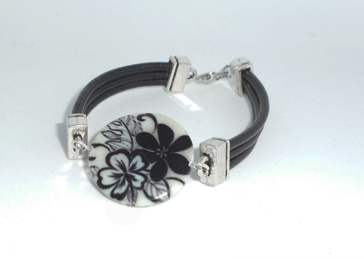 Bracelet cuir noir multi-rangs avec palet de nacre décoré floral