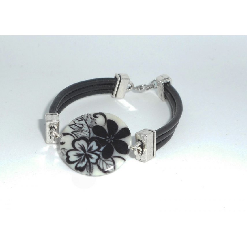 Bracelet cuir noir multi-rangs avec palet de nacre décoré floral