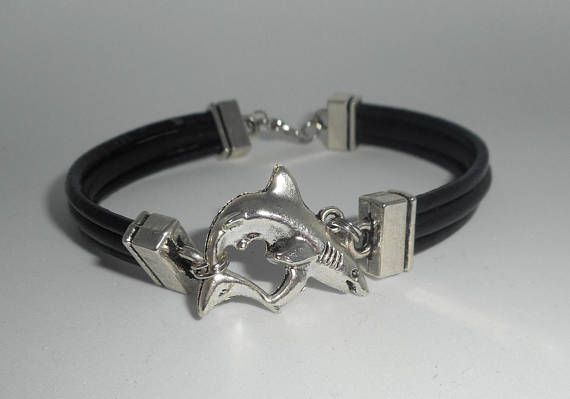 Bracelet cuir noir multi-rangs avec requin en métal argent