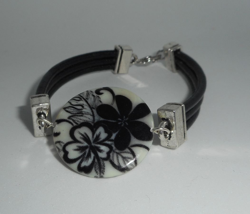 Bracelet cuir noir multi-rangs avec palet de nacre décoré floral