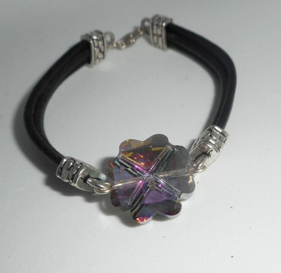 Bracelet cuir noir  multi-rangs avec trèfle en cristal