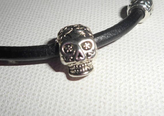 Bracelet en cuir noir avec perle tête de mort mexicaine en métal argent