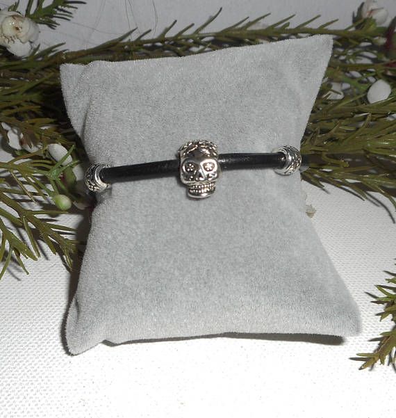 Bracelet en cuir noir avec perle tête de mort mexicaine en métal argent