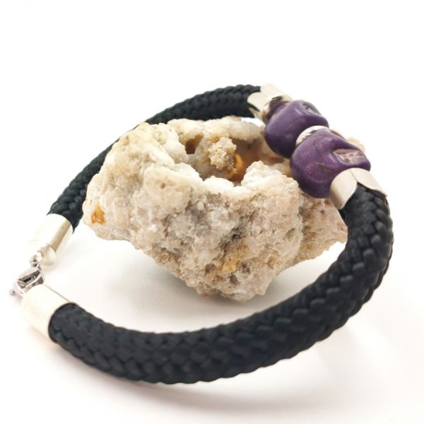 Bracelet double tête de mort en pierres violettes sur grosse corde noire