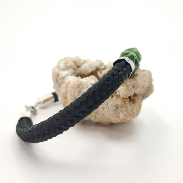 Bracelet double tête de mort en pierres vertes sur grosse corde noire