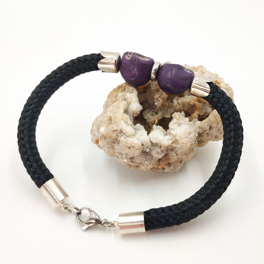 Bracelet double tête de mort en pierres violettes sur grosse corde noire