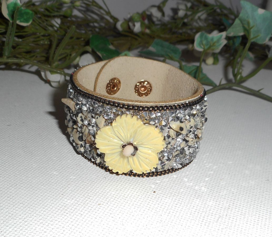 Bracelet fleur de nacre grise avec pierres semi-précieuses et cristal