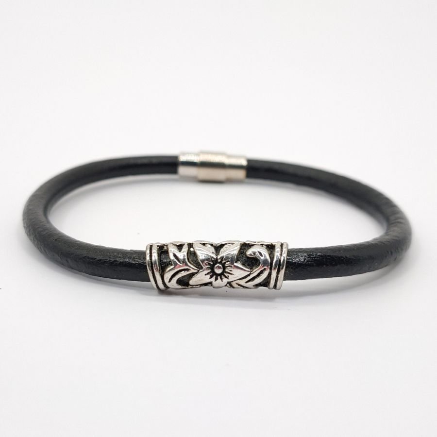 Bracelet floral sur cordon en cuir noir