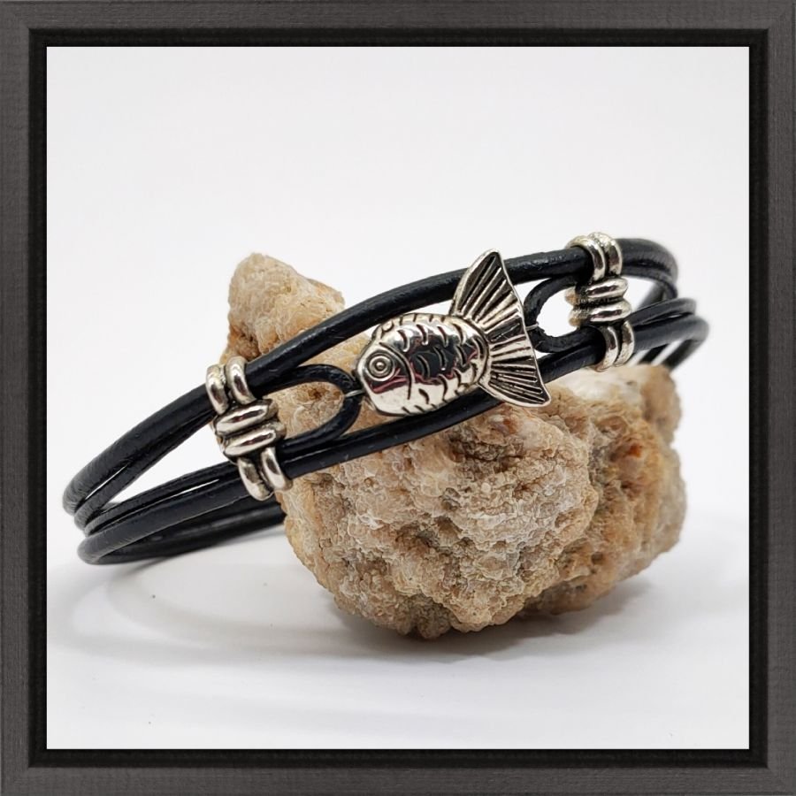 Bracelet homme cuir noir multi-rangs avec poisson en métal argent