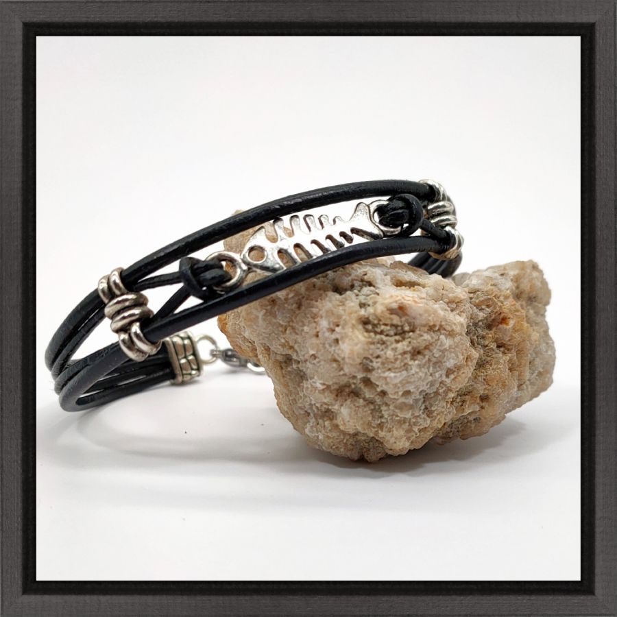 Bracelet homme cuir noir multi-rangs avec arête de poisson en métal argent
