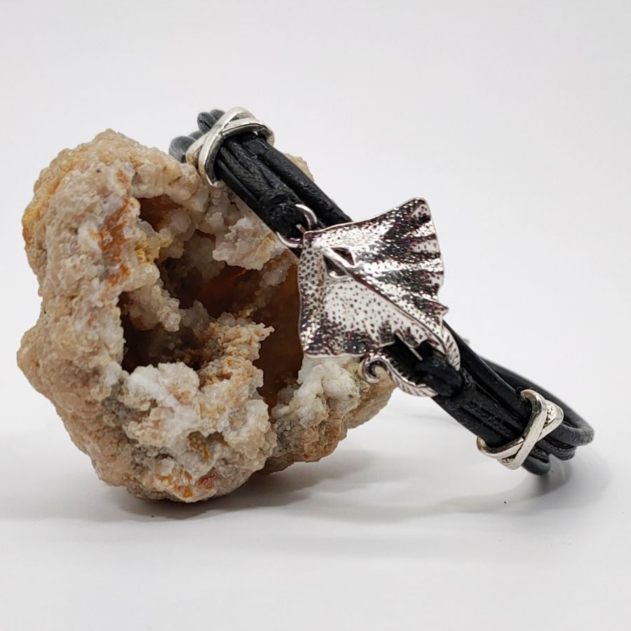 Bracelet homme cuir noir multi-rangs avec poisson raie en métal argent