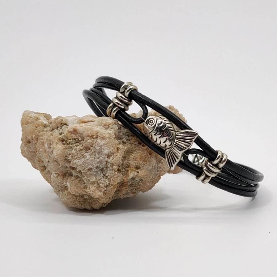 Bracelet homme cuir noir multi-rangs avec poisson en métal argent