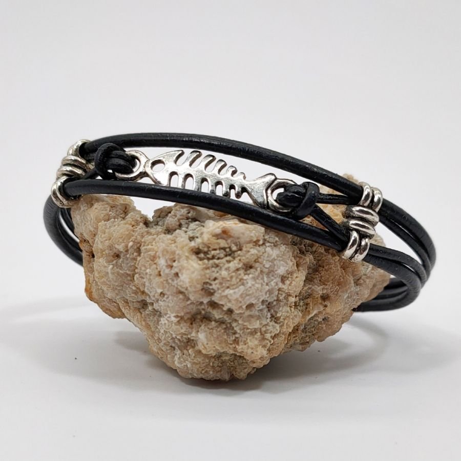 Bracelet homme cuir noir multi-rangs avec arête de poisson en métal argent