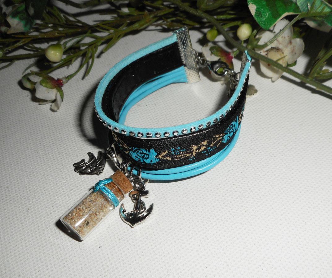 Bracelet original multi-rangs cuir et tissus bleu et noir avec breloques encre