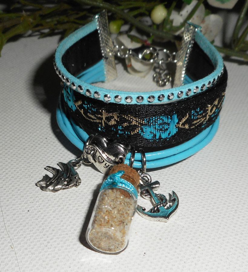 Bracelet original multi-rangs cuir et tissus bleu et noir avec breloques encre