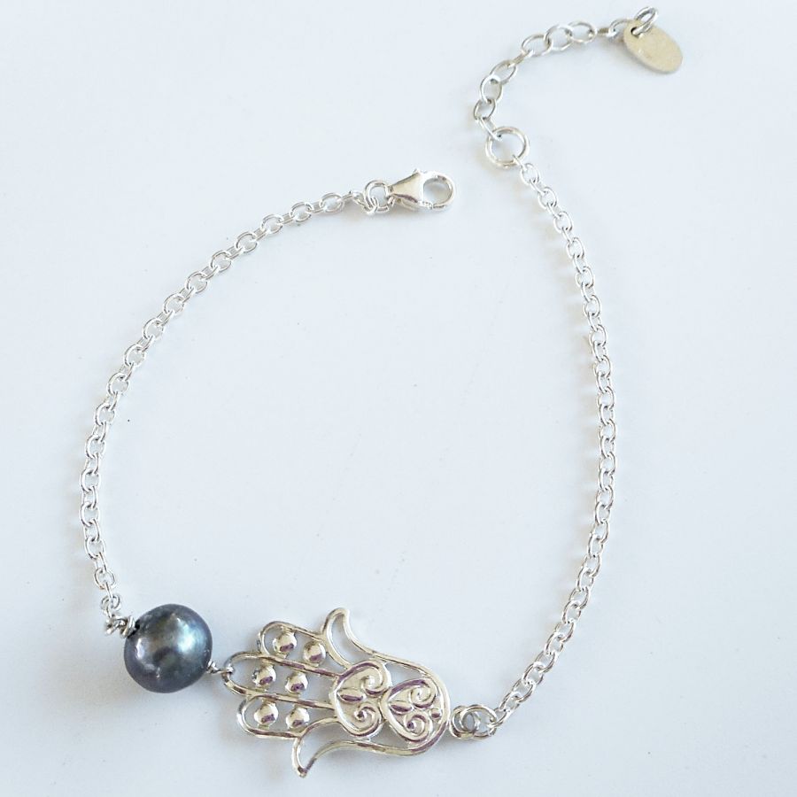 Bracelet perle de culture grise et main de Fatma sur chaine en argent 925