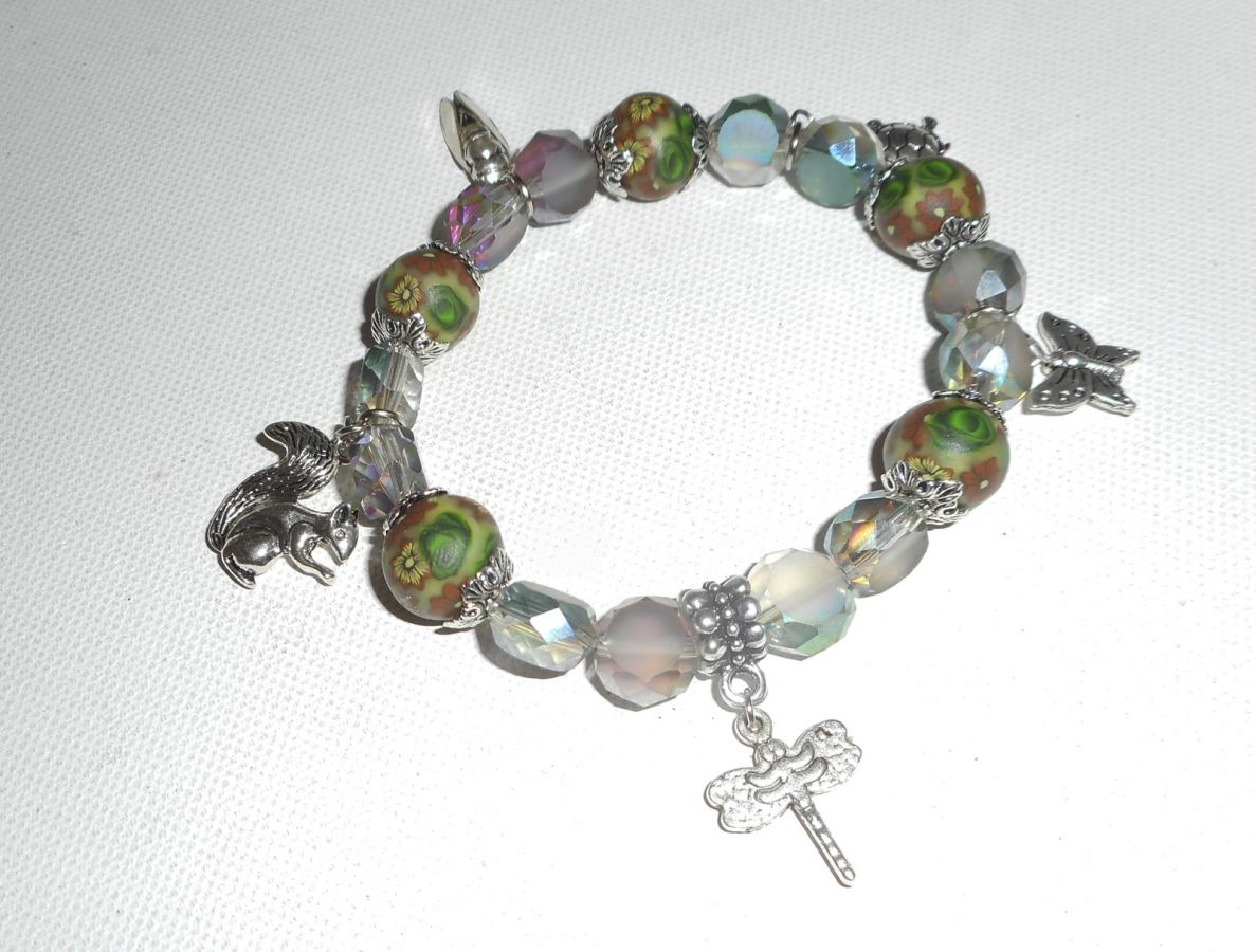 Bracelet en perles d'argile fleuri et cristal avec pampilles sur le thème des animaux