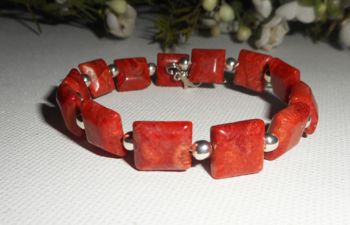 Bracelet en perles carrées en gorgone rouge