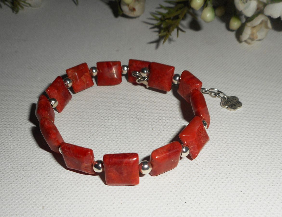 Bracelet en perles carrées en gorgone rouge