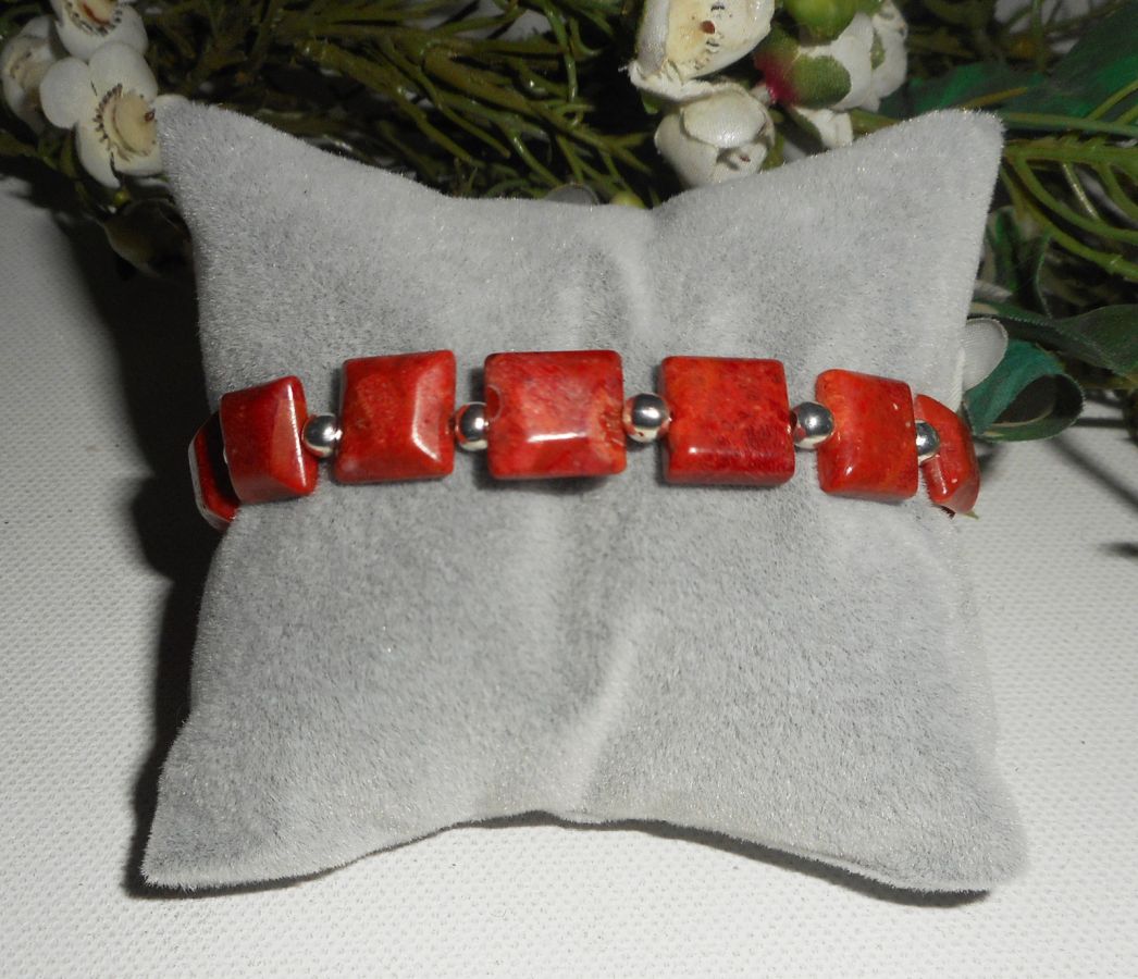 Bracelet en perles carrées en gorgone rouge