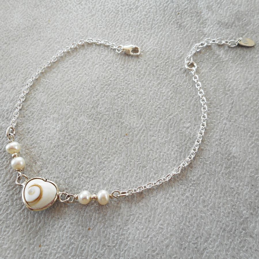 Bracelet en perles de culture avec coeur en oeil de Ste Lucie en argent 925
