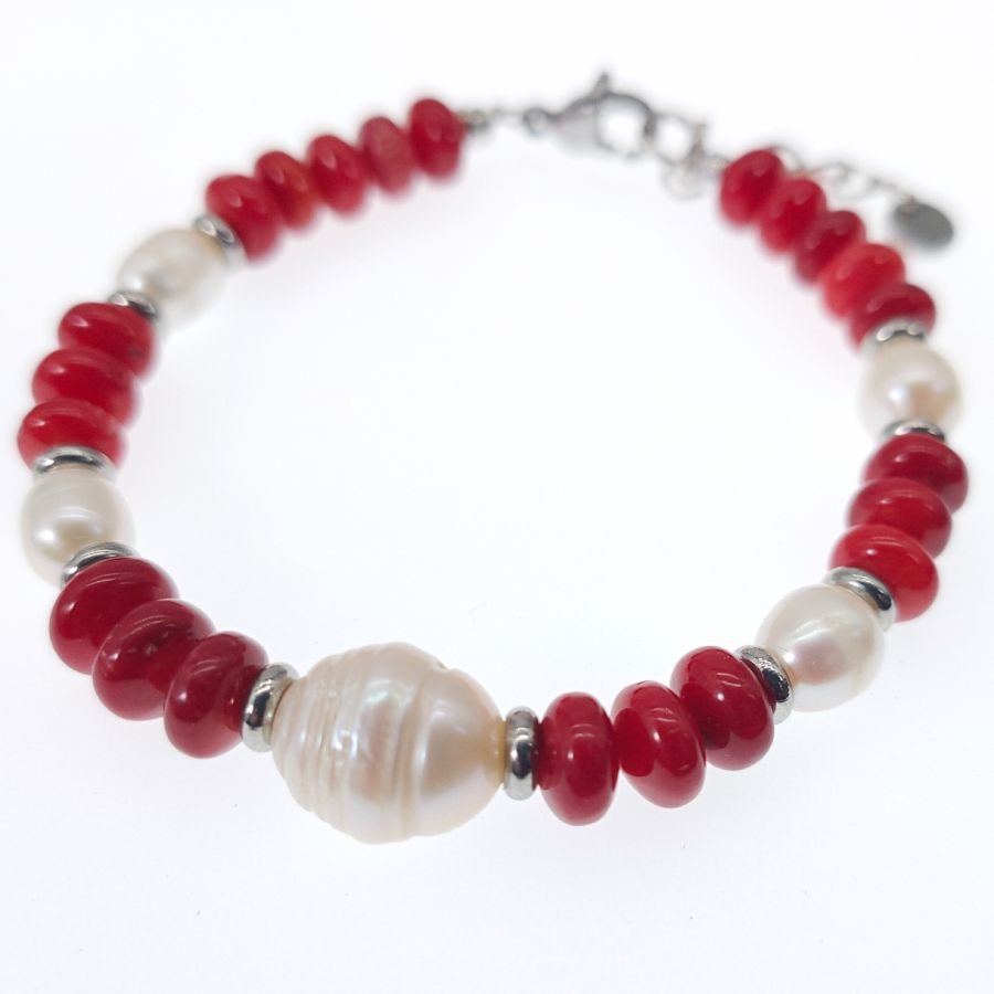 Bracelet en perles de culture et gorgone rouge