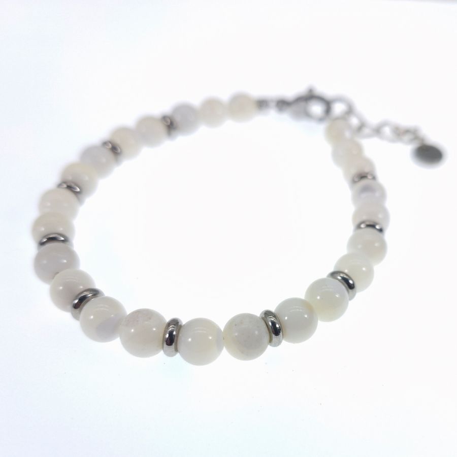 Bracelet en perles de nacre blanche et acier inox