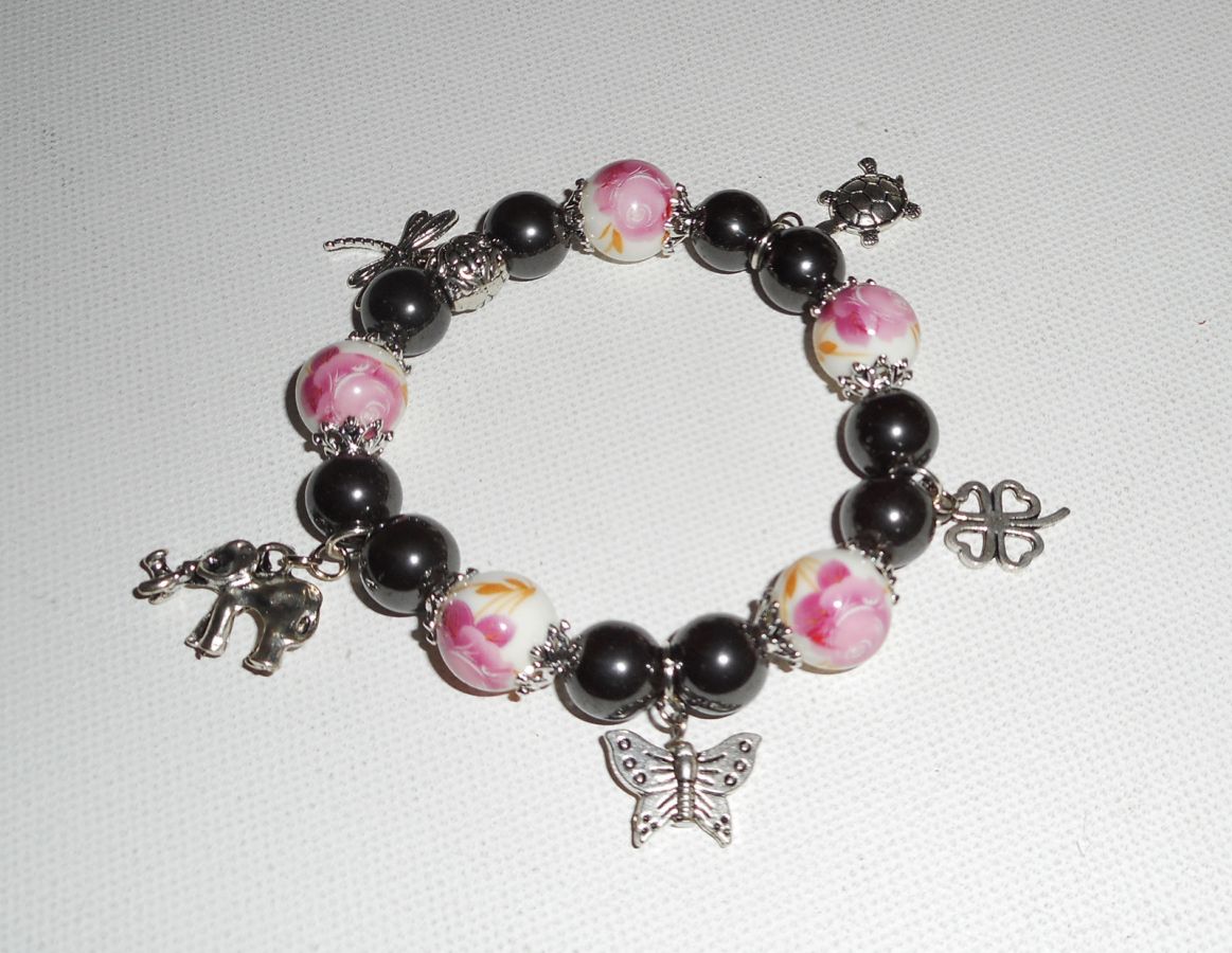 Bracelet en perles de porcelaine et pierres en hématite avec pampilles sur le thème des animaux