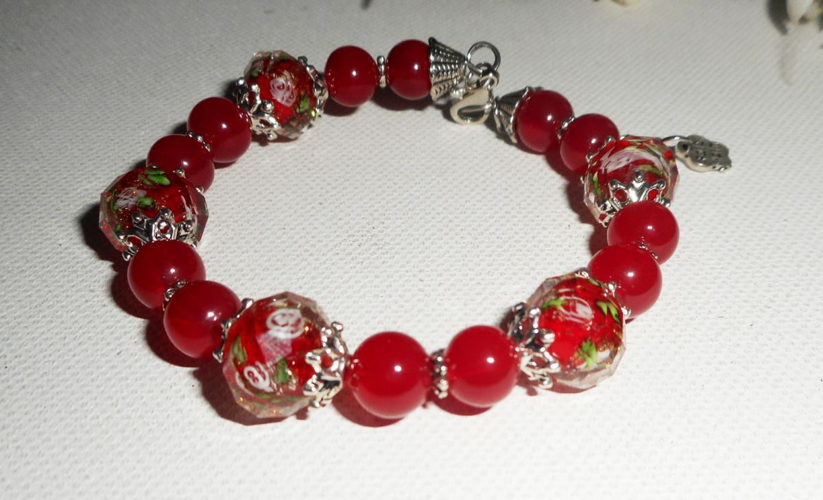 Bracelet en perles de verre fleuri avec pierres de jade coloré rouge