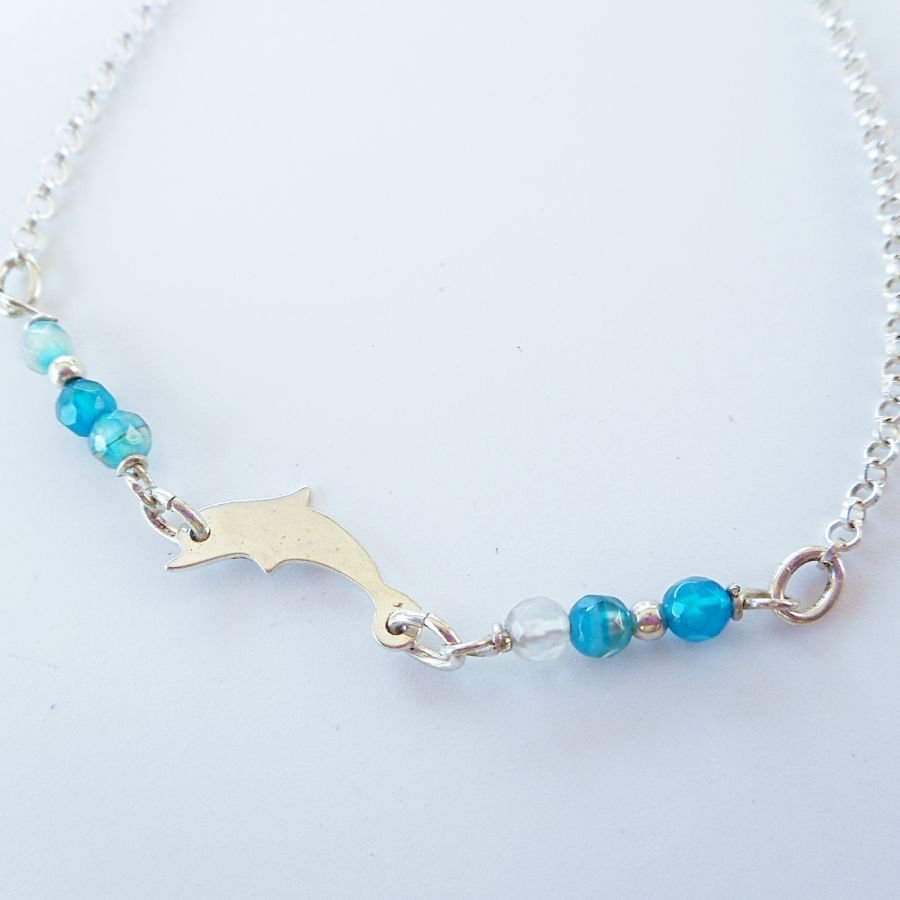 Bracelet petites pierres en agates bleues avec dauphin sur chaine argent 925