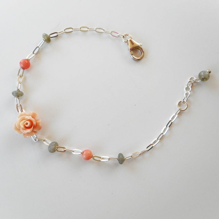 Bracelet en pierre de labradorite et corail avec rose sur chaine argent 925