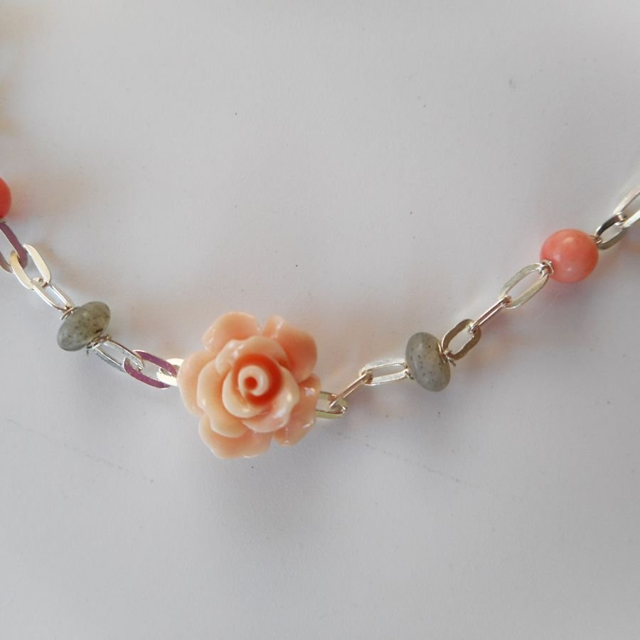 Bracelet en pierre de labradorite et corail avec rose sur chaine argent 925