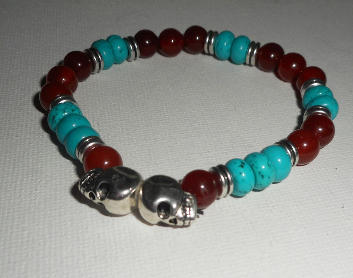 Bracelet pierre turquoise et cornaline avec têtes de mort 