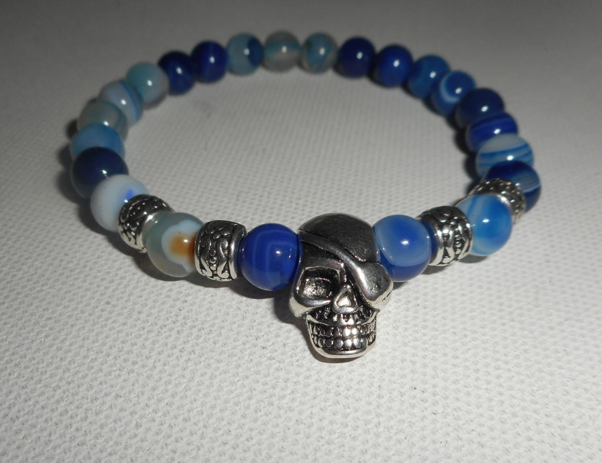 Bracelet en pierres d'agates bleues et tête de mort en argent