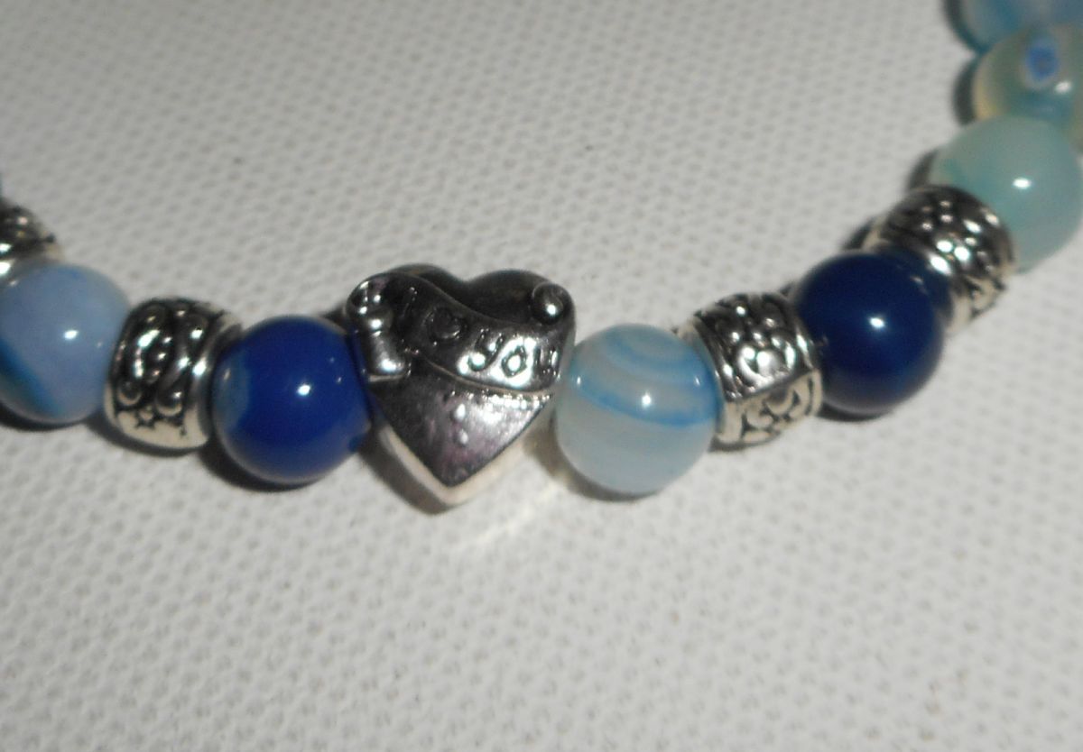 Bracelet en pierres d'agates bleues et coeur en argent
