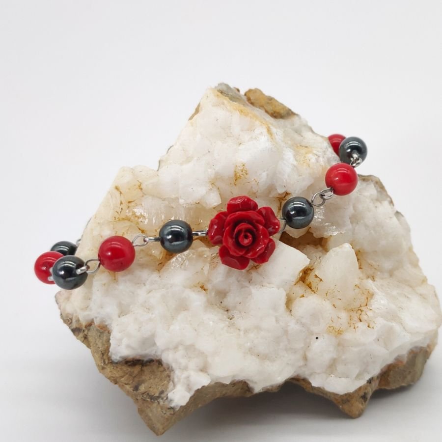 Bracelet en pierres d'hématite avec rose rouge